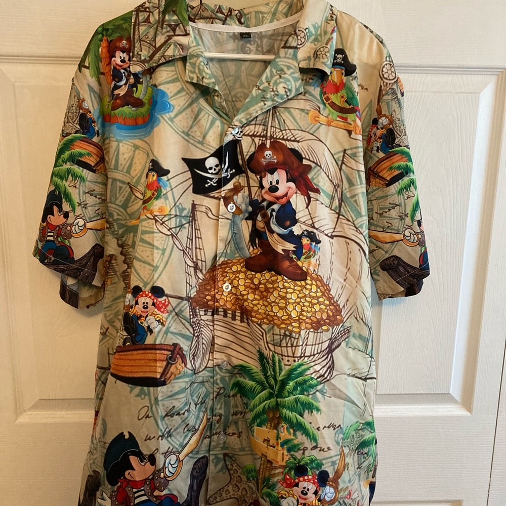 Hawaiian shirt Mickey Mouse Xl like new!